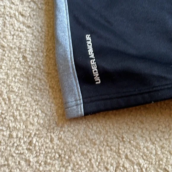 Women’s Under Armour sweatpants. Thick material Size medium - Picture 5 of 6